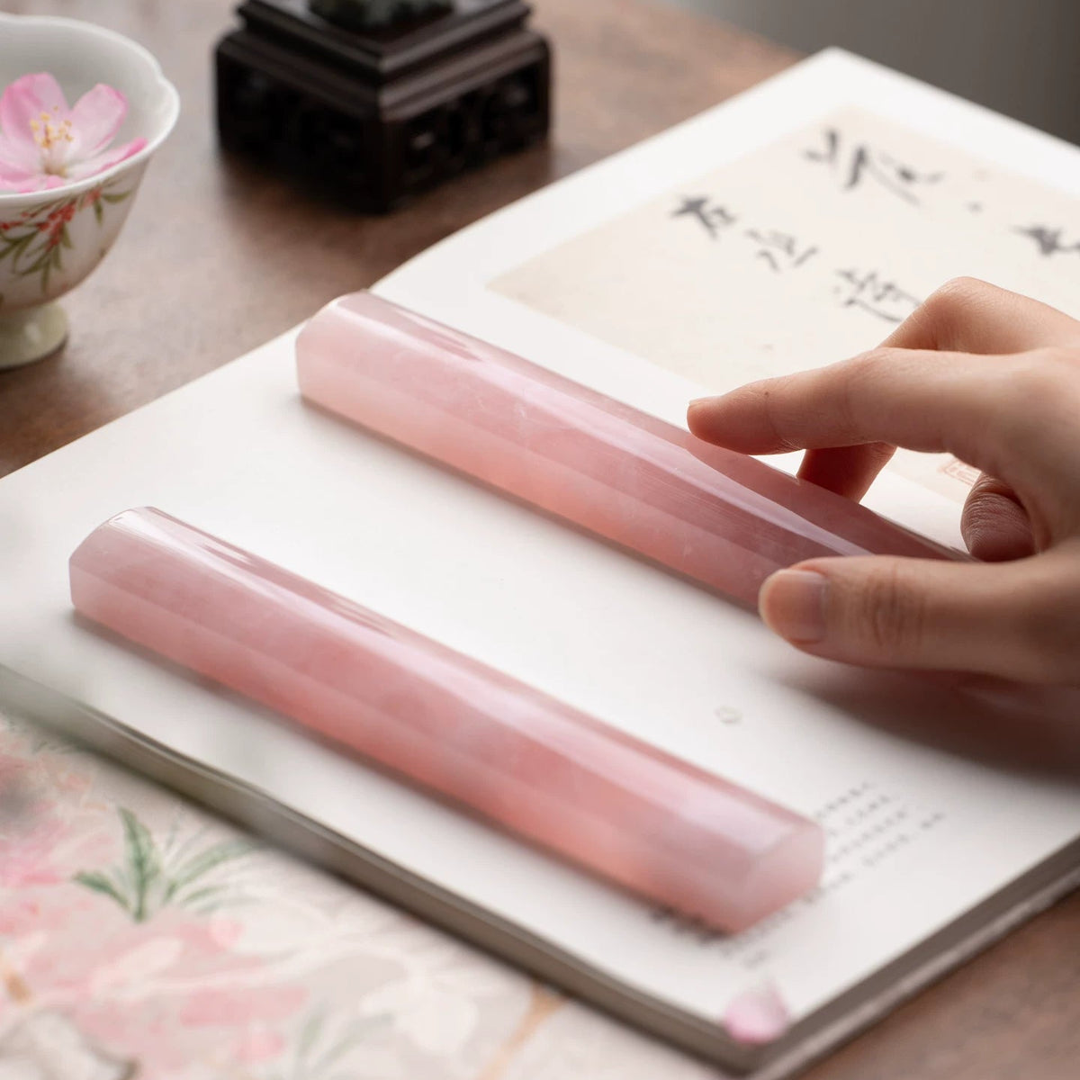 Peach Blossom Pink Crystal Paperweight & Calligraphy Brush Set - Shanlian Hubi (善琏湖笔)