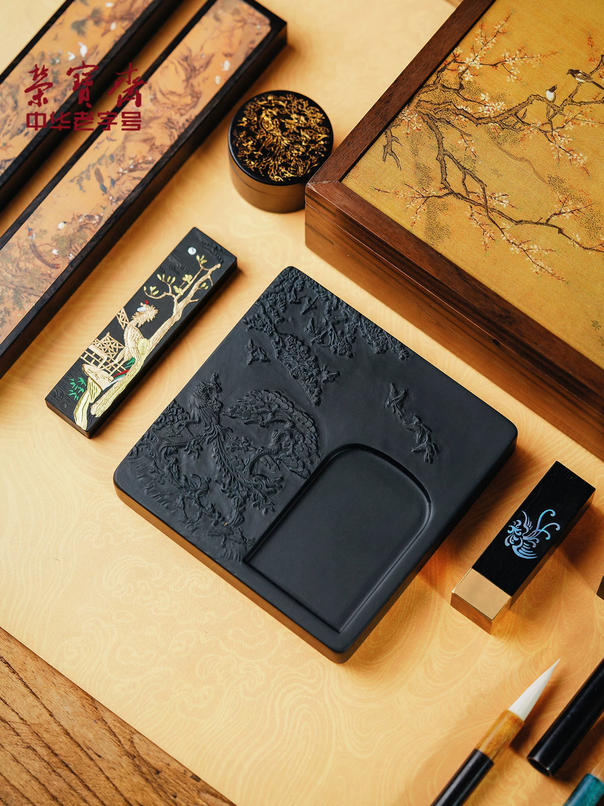 Rongbaozhai【Hundred Birds Paying Homage to the Phoenix】Calligraphy Gift Set texture detail - Calligraphy Gift Set by