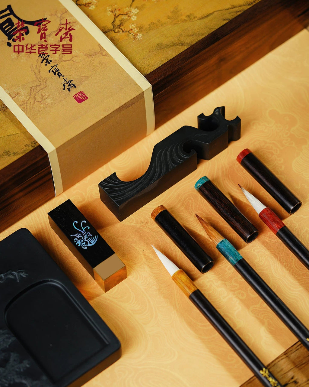 Rongbaozhai【Hundred Birds Paying Homage to the Phoenix】Calligraphy Gift Set close-up detail - Calligraphy Gift Set by