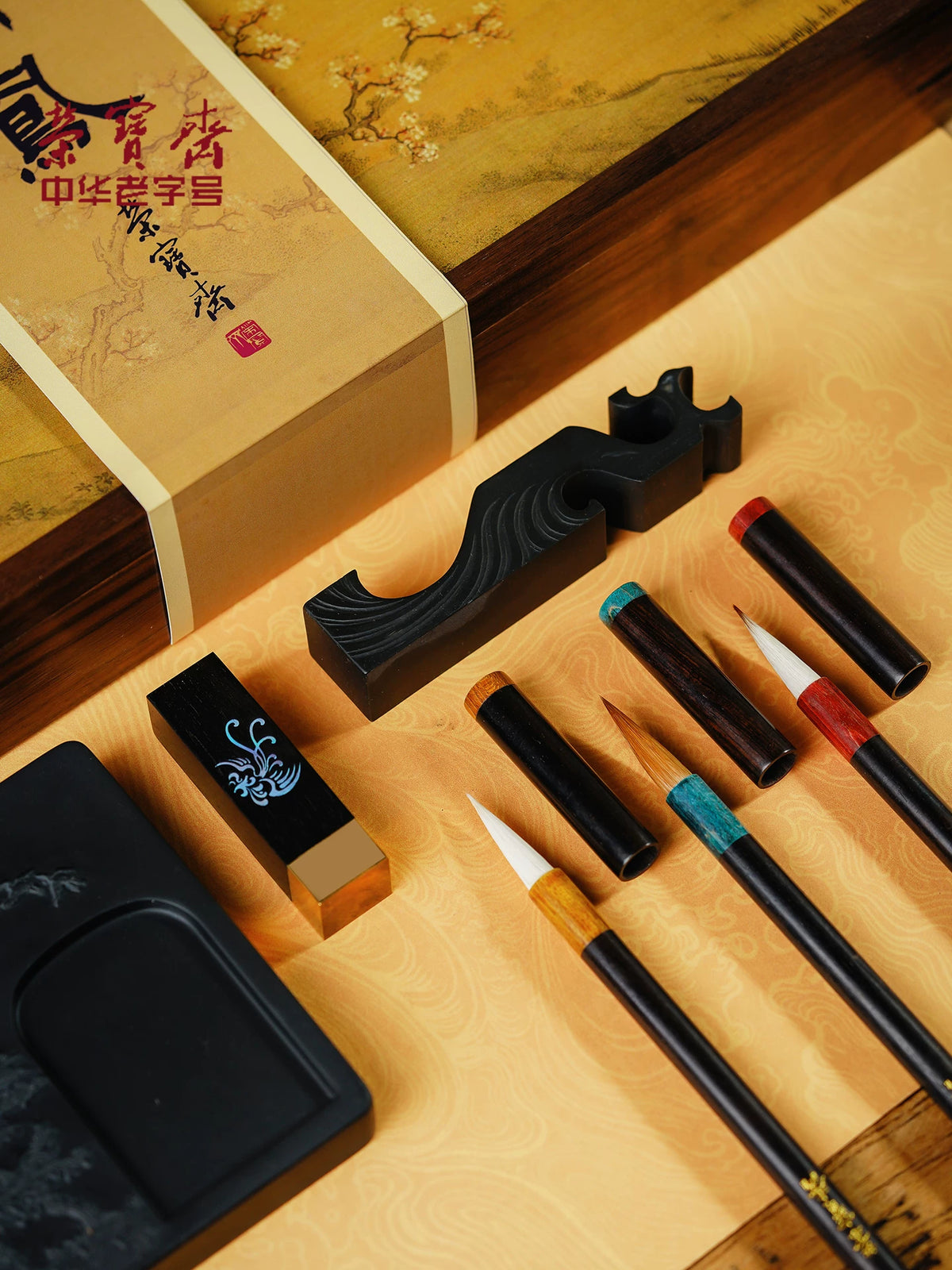 Rongbaozhai【Hundred Birds Paying Homage to the Phoenix】Calligraphy Gift Set close-up detail - Calligraphy Gift Set by